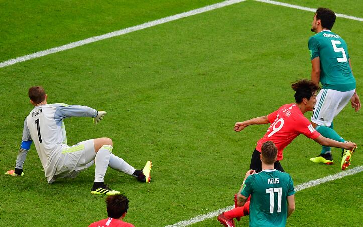 世界杯德国踢假球（世界杯踢不踢假球？德国门神离奇举动好像在说：我家大门常打开）