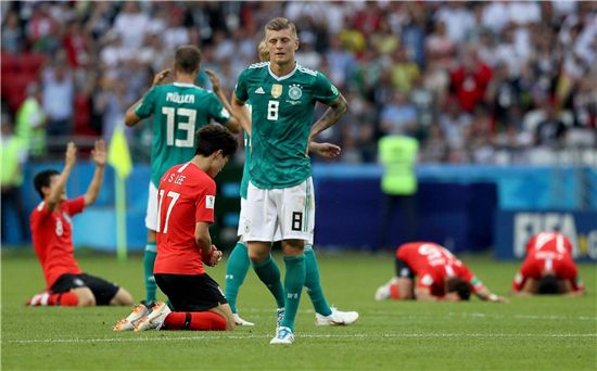 真冷！世界冠军德国0-2小组垫底惨遭淘汰，桑巴军团小组头名晋级