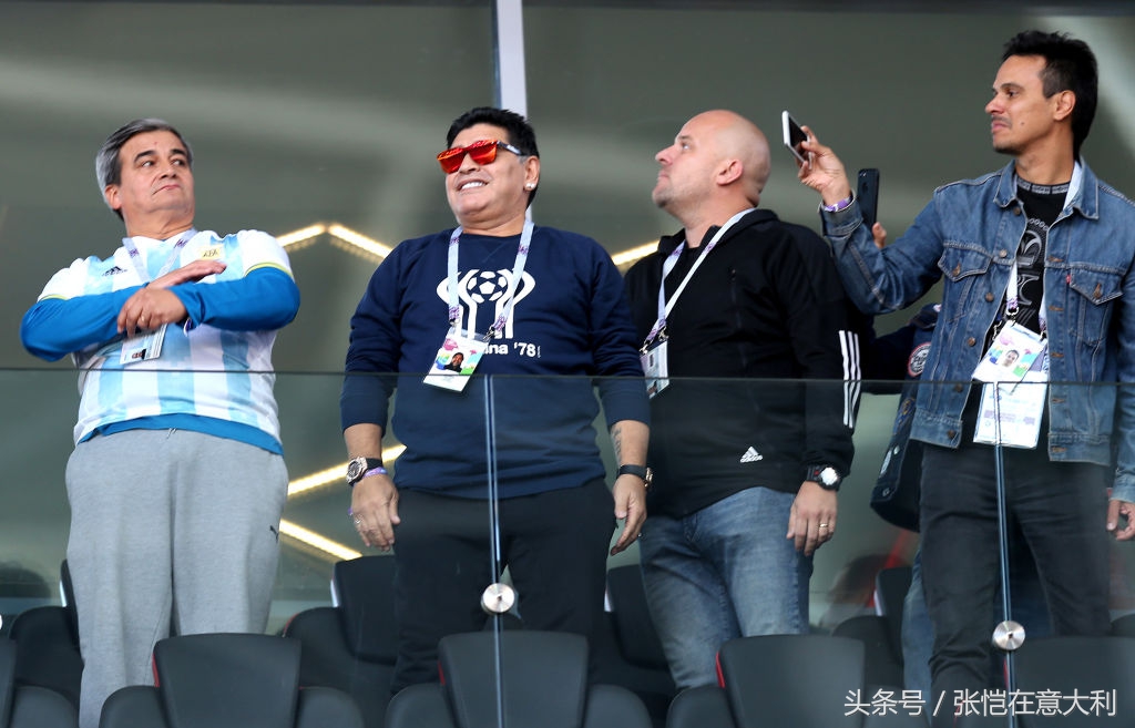 2018世界杯马拉多纳手表（马拉多纳手上为啥戴2块表？不是为了炫富，真实原因让球迷很感动）