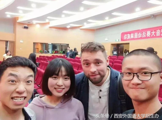 用表情包上课，打游戏打到省级水平，大学老师都这么“不务正业”？