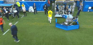 耶里-米纳头球破门J罗伤退，哥伦比亚1-0塞内加尔头名晋级