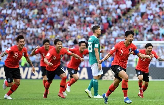 世界杯韩国对德国2-0（韩国2：0战胜德国队，德国门将出击被射空门，门将该不该出来？）