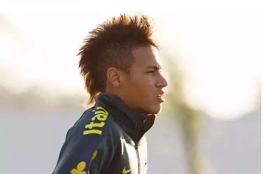 内马尔巴西世界杯发型（内马尔的泡面头其实大有“深意”？足球界的发型比拼你看得懂么）