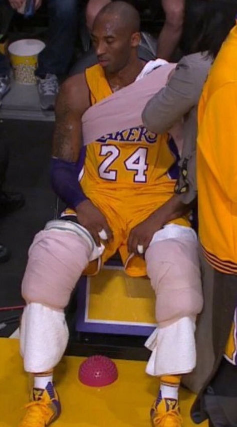 为什么nba球员要用冰敷（NBA球员中场休息都干啥？科比敷冰袋吊葡萄糖，威少打游戏很惬意）