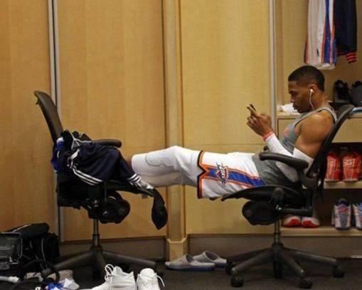 为什么nba球员要用冰敷（NBA球员中场休息都干啥？科比敷冰袋吊葡萄糖，威少打游戏很惬意）