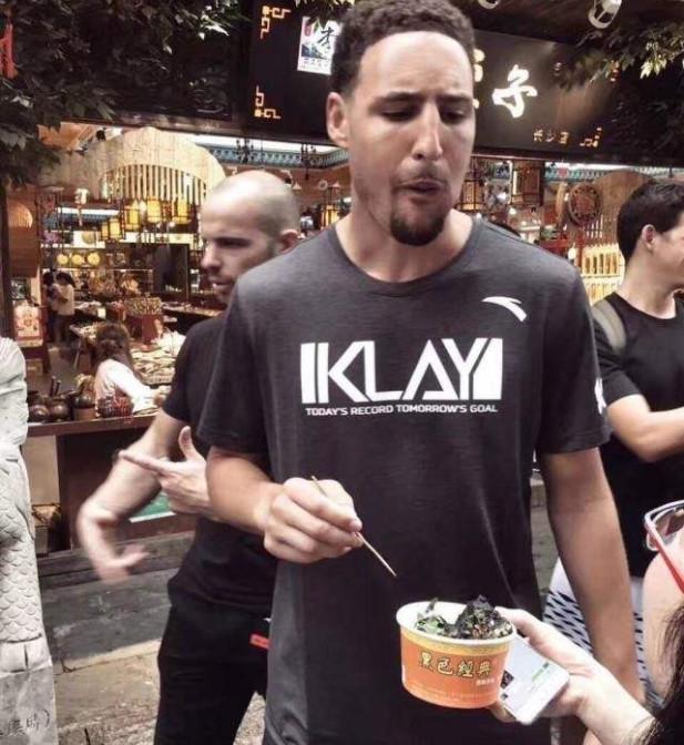为什么nba球员要用冰敷（NBA球员中场休息都干啥？科比敷冰袋吊葡萄糖，威少打游戏很惬意）
