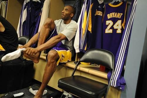 为什么nba球员要用冰敷（NBA球员中场休息都干啥？科比敷冰袋吊葡萄糖，威少打游戏很惬意）