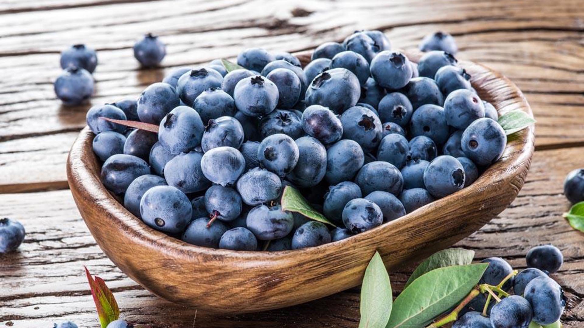 百科问答蓝莓用洗嘛(蓝莓可以洗吗)蓝莓果肉细腻,风味独特,酸甜适度