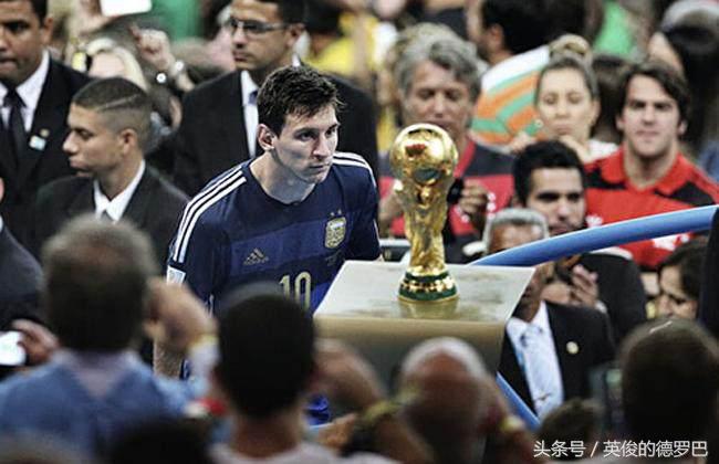 梅西拿世界杯(阿根廷出局意味着一个时代终结，回顾梅西的4届世界杯坎坷征程)