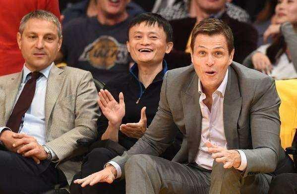 nba场边坐的都是哪些人（NBA的场边票坐的都是什么人？一张场边票要多少钱？）