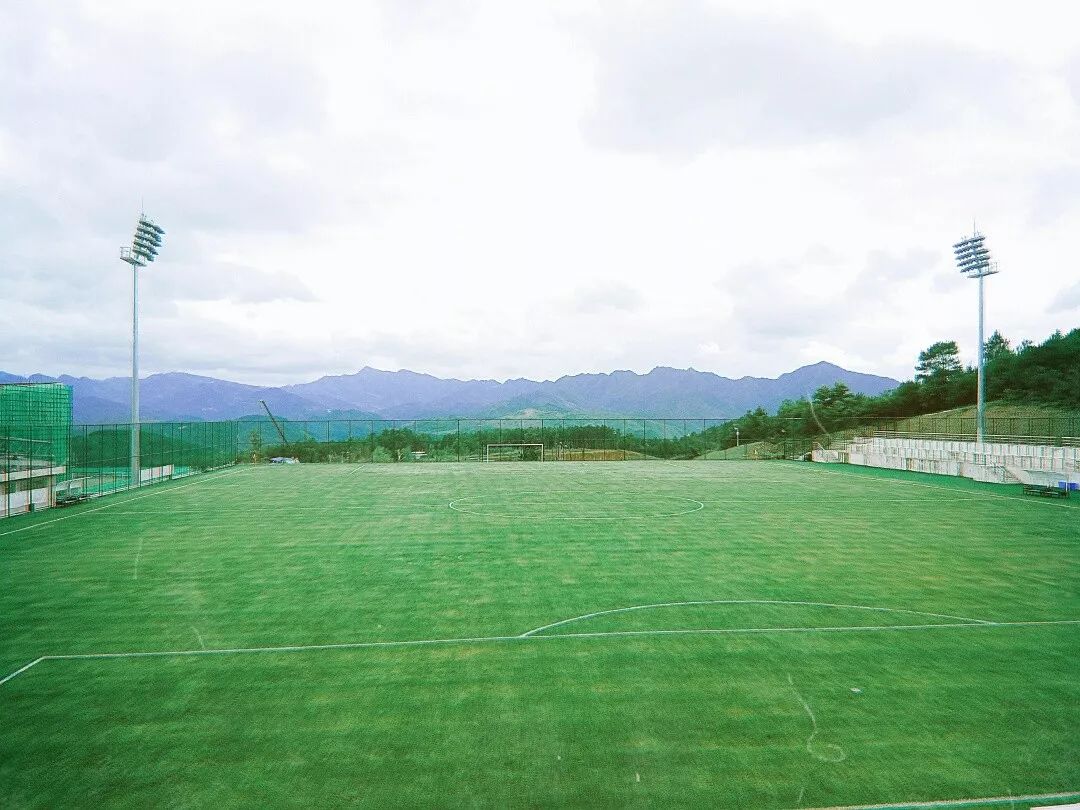县道前行约100米,走进位于都匀经济开发区原1037所的都匀国际足球小镇
