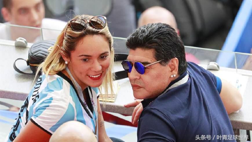 马纳多拉世界杯抽烟(58岁的马拉多纳亲吻90后女友，罗纳尔多坐在一旁很尴尬)