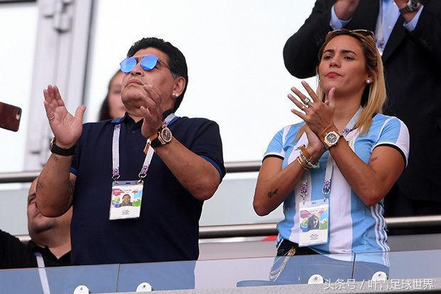 马纳多拉世界杯抽烟(58岁的马拉多纳亲吻90后女友，罗纳尔多坐在一旁很尴尬)