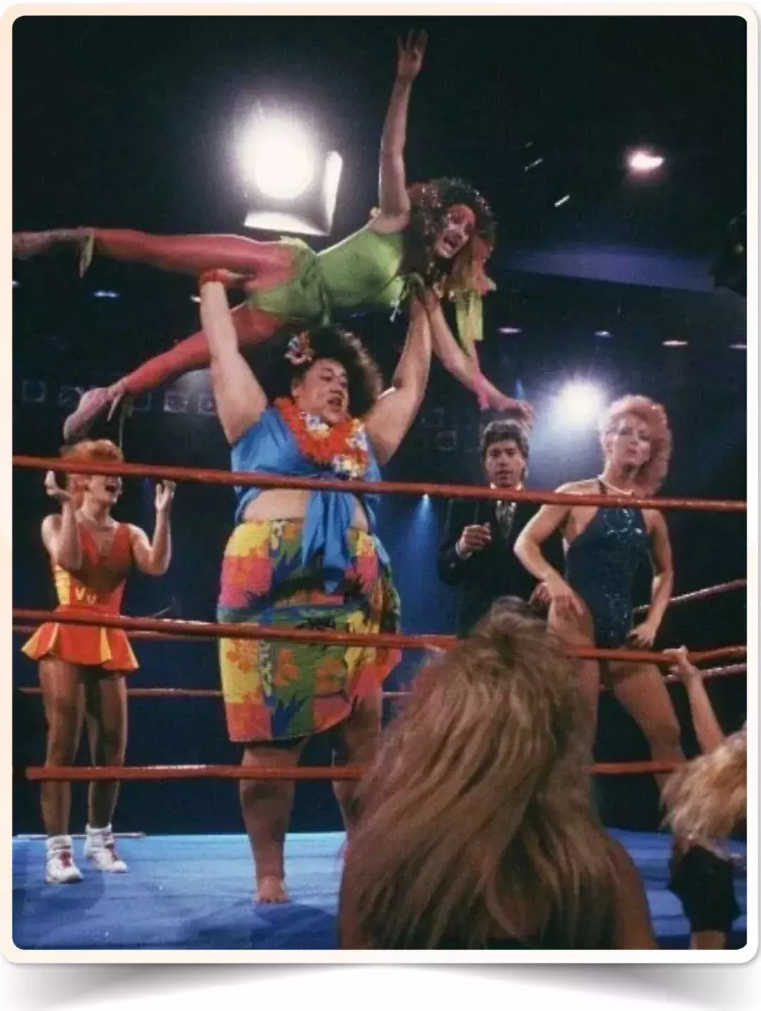 80年代的美容摔跤联盟是视觉盛宴。