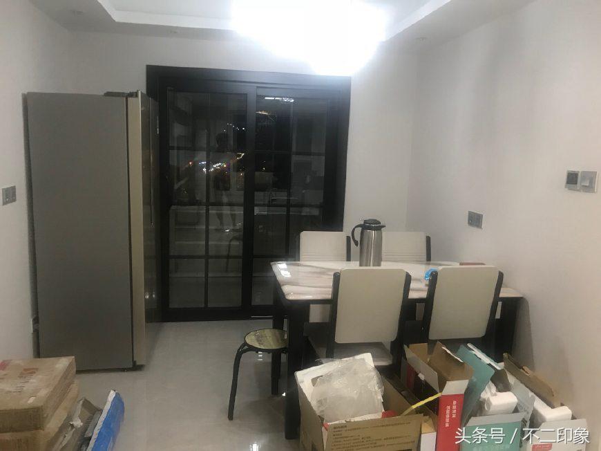 世界杯实况照片墙布置（老公装修为了方便看世界杯在电视墙做投影仪，完工后我懵了，晒晒）