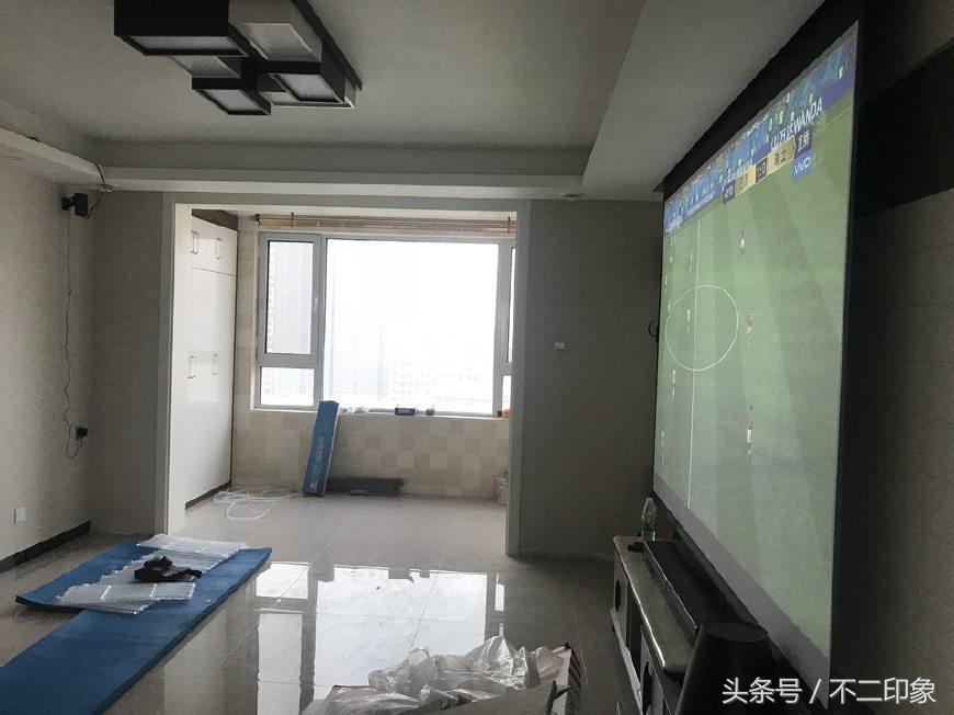 世界杯实况照片墙布置（老公装修为了方便看世界杯在电视墙做投影仪，完工后我懵了，晒晒）