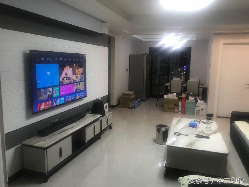 世界杯实况照片墙布置（老公装修为了方便看世界杯在电视墙做投影仪，完工后我懵了，晒晒）