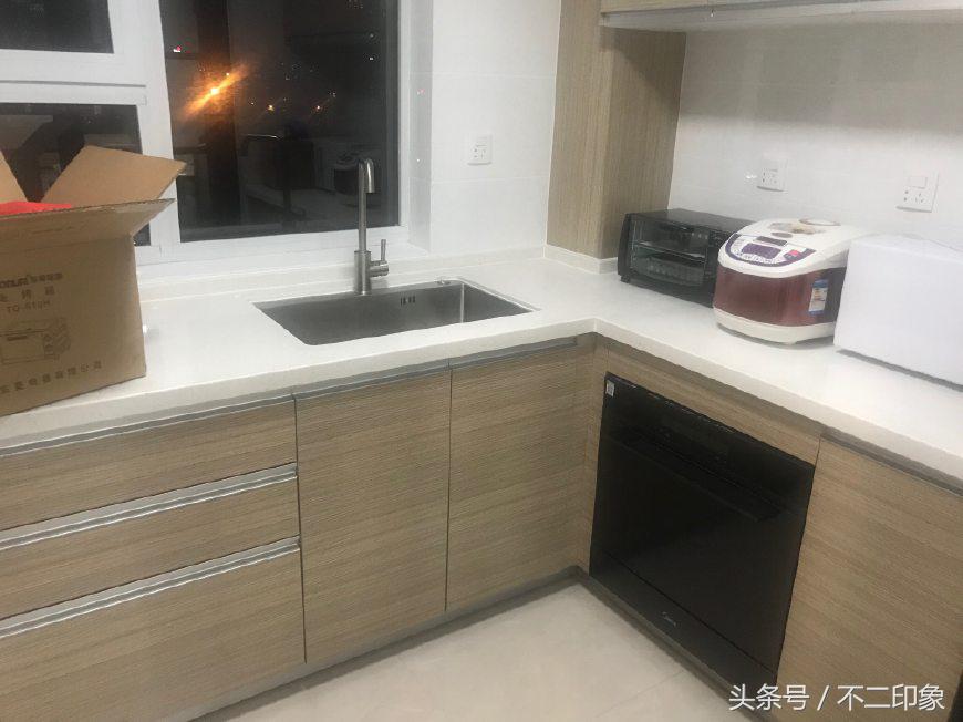 世界杯实况照片墙布置（老公装修为了方便看世界杯在电视墙做投影仪，完工后我懵了，晒晒）