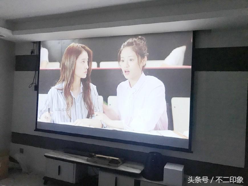 世界杯实况照片墙布置（老公装修为了方便看世界杯在电视墙做投影仪，完工后我懵了，晒晒）