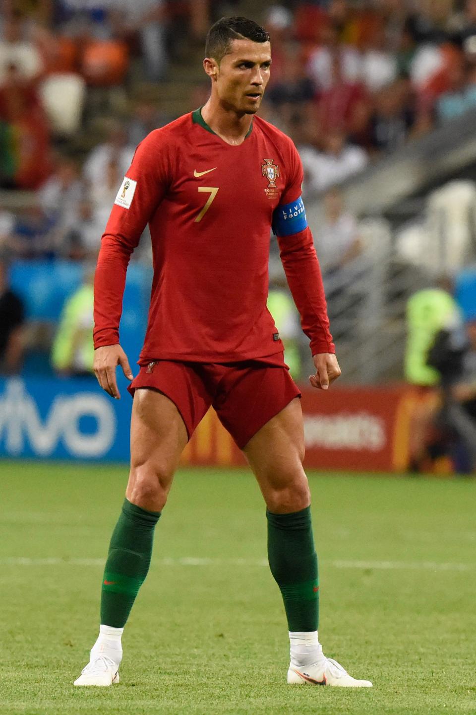 世界杯里为什么有球员穿长袖(为什么c罗在为葡萄牙和皇马效力时总是穿