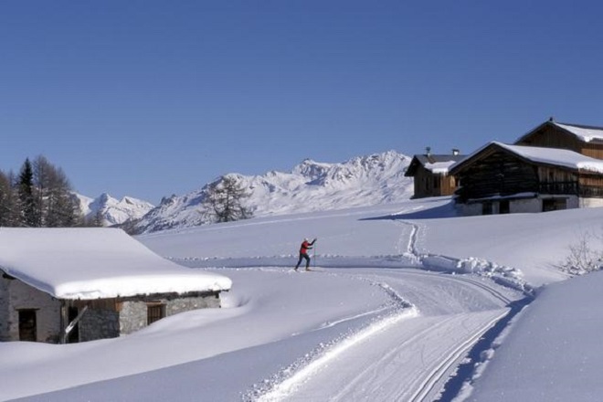 阿尔卑斯山滑雪场是哪国的(欧洲脊梁阿尔卑斯山脉，1200条巨大山岳冰川成就了滑雪者的天堂)
