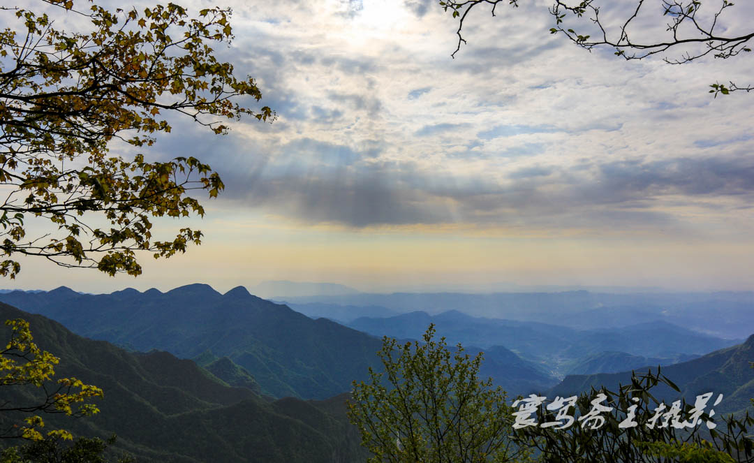 为梦而生金佛山世界杯(重庆哪里看世界杯，主城太热就去绿水青山的金佛山轻轻松松度假吧)