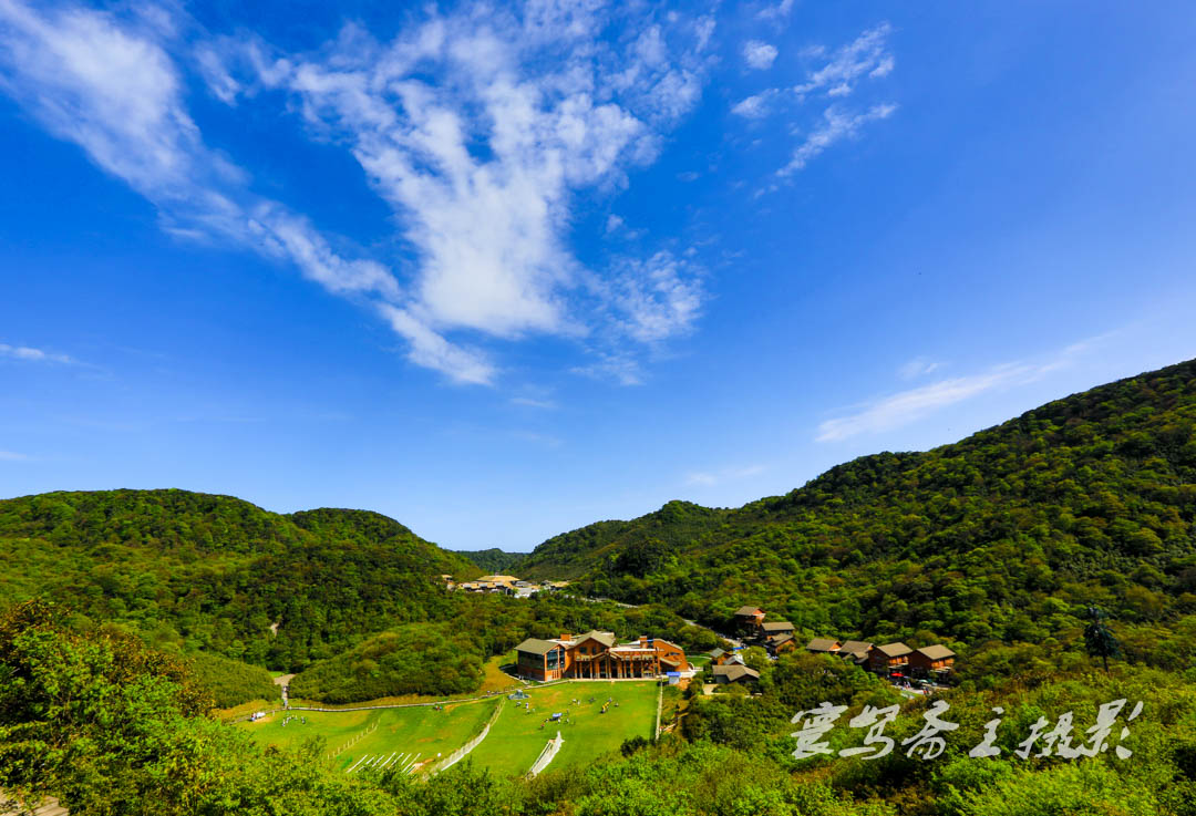 为梦而生金佛山世界杯(重庆哪里看世界杯，主城太热就去绿水青山的金佛山轻轻松松度假吧)