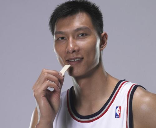 为什么nba的人喜欢嚼口香糖(为什么现在NBA没人在比赛中嚼口香糖了？看看这些原因就知道了！)