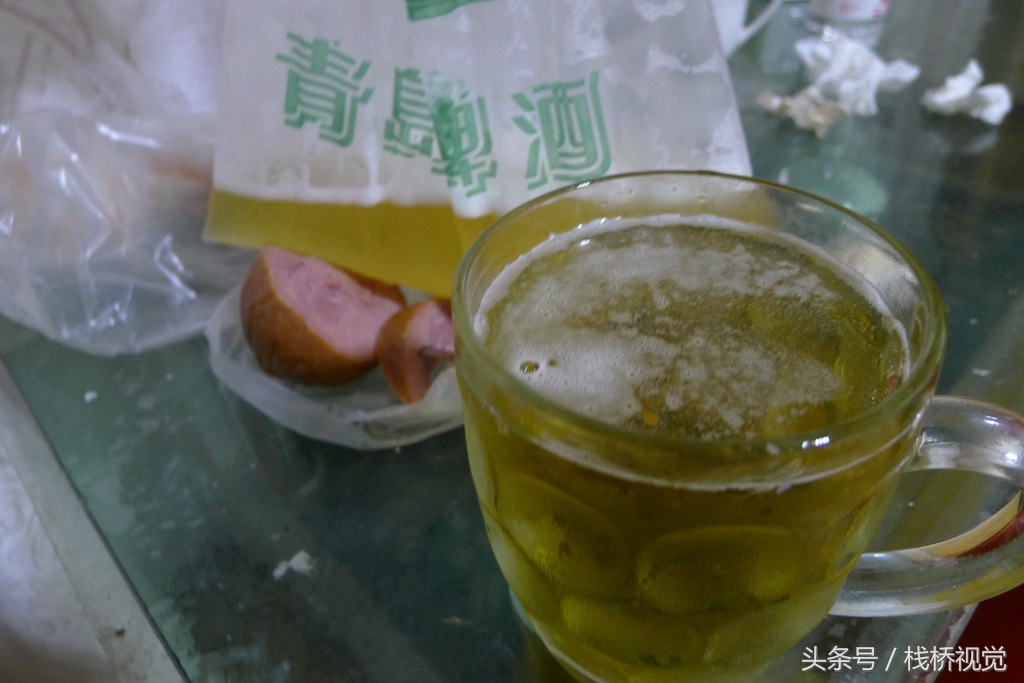 看世界杯喝啤酒照片(全民狂欢世界杯足球赛，喝啤酒看球为自己喜欢球队加油助威！)