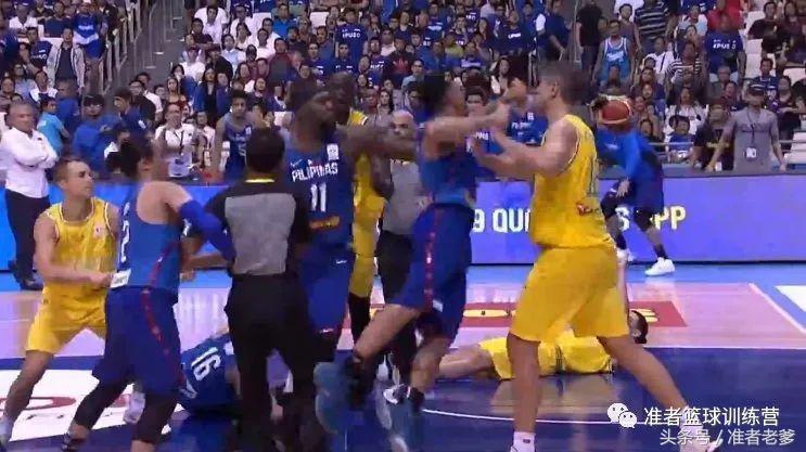中国男篮澳大利亚打架(男篮世预赛上演群殴！13人被罚下，这不是我想看到的篮球！)