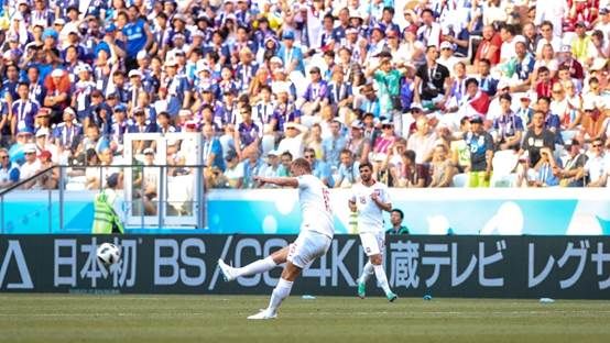 日本队世界杯球衣广告(世界杯日本队虽败犹荣 赛场日文广告为其打气)