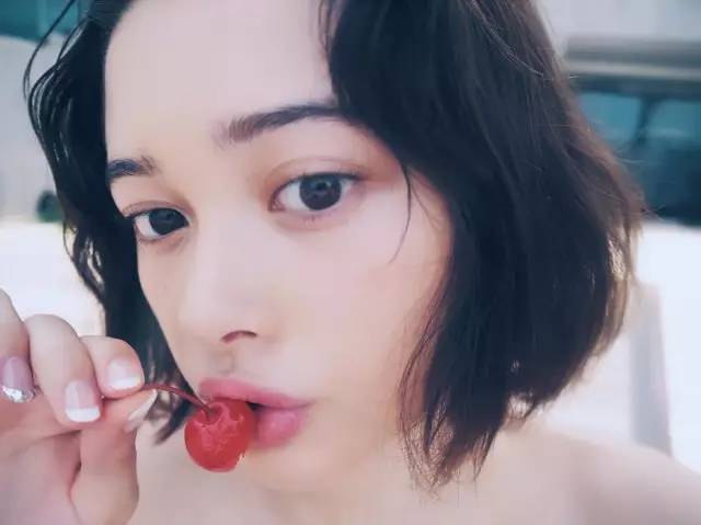 女生世界杯熬夜看球(孙怡欧阳娜娜也熬夜看球？最全世界杯“熬夜肌”自救指南快来Pick！)