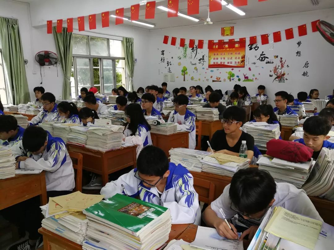 柳州柳邕高中有足球场吗（搞事情！柳州这所高中又要火了，竟然是因为这个……）