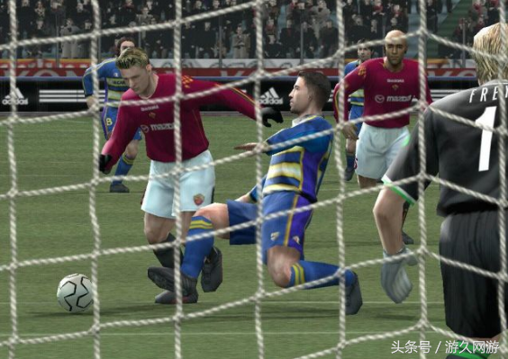 实况足球2017如何显示黄牌（你还记得自己第一次玩《实况足球》时使用的的设备吗？）