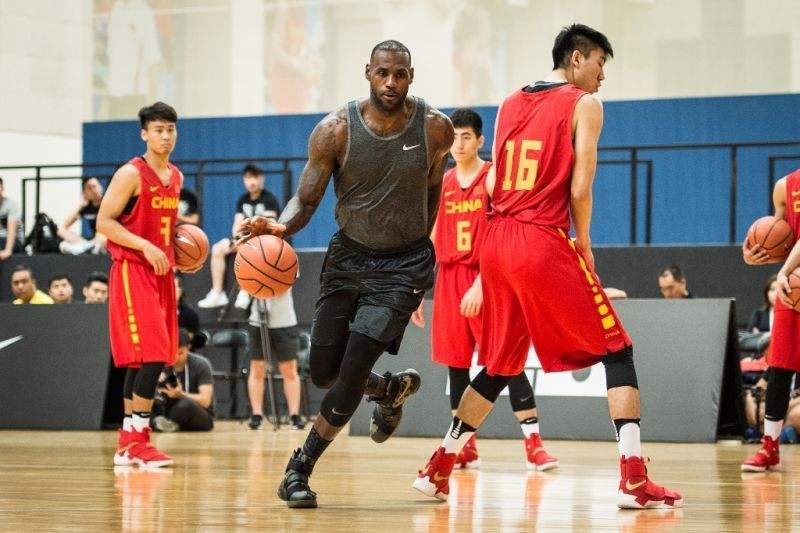 奥尼尔中国行(NBA球星的中国行：汤神接地气，奥尼尔撩妹，哈登好像开演唱会)