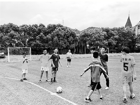 学生梦见踢足球什么意思（村小有支金牌足球队孩子们梦里有个“世界杯”）