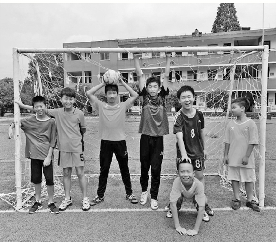 学生梦见踢足球什么意思（村小有支金牌足球队孩子们梦里有个“世界杯”）