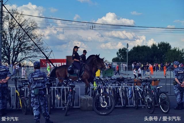 球迷球场外的车上看球(莫斯科深度体验游(3) 疯狂的俄罗斯球迷)