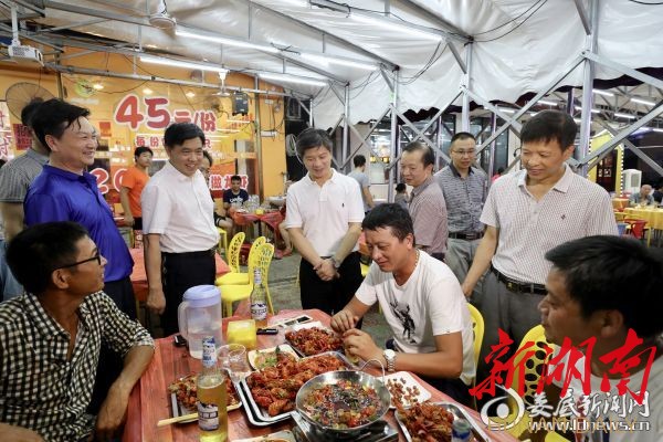 娄底看世界杯的酒吧(娄底市委书记“逛夜市” 探寻夜经济发展“密码”)