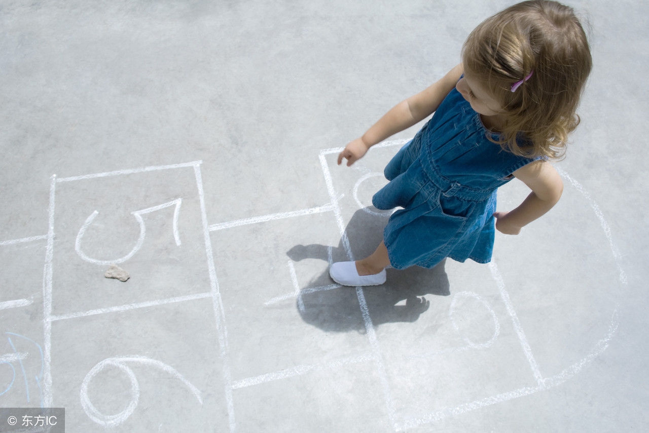 跳格子游戏的玩法视频(80后的集体回忆"跳格子"这一玩新玩法你知道吗?