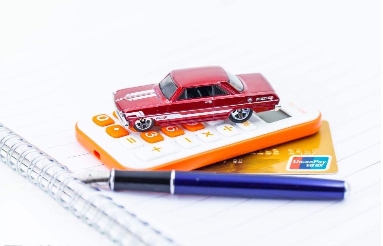 大学刚毕业想买车，算清楚月薪多少才适合买车后，小姑娘当初哭了