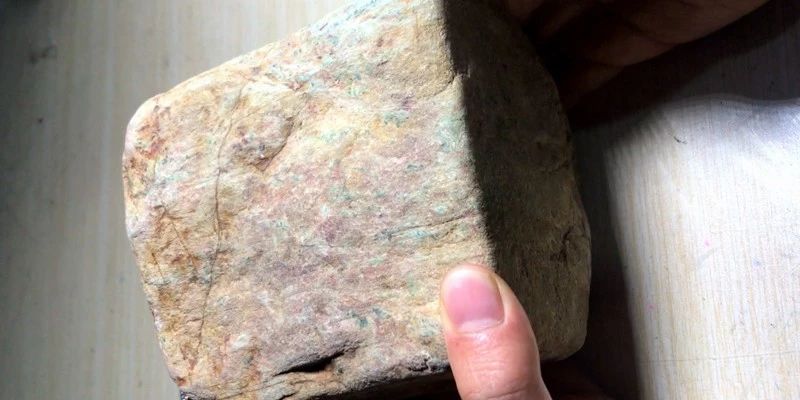 翡翠原石用什么切(在缅甸买了块翡翠原石，难点较多难以下刀，硬着头皮切了一刀后？)