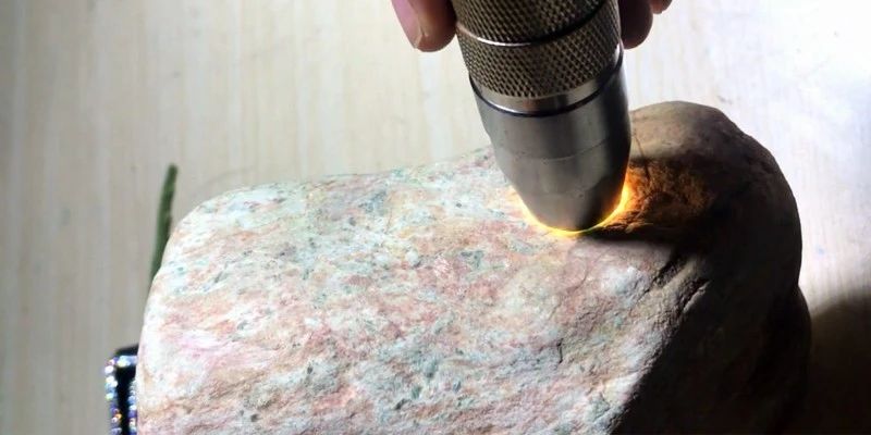 翡翠原石用什么切(在缅甸买了块翡翠原石，难点较多难以下刀，硬着头皮切了一刀后？)