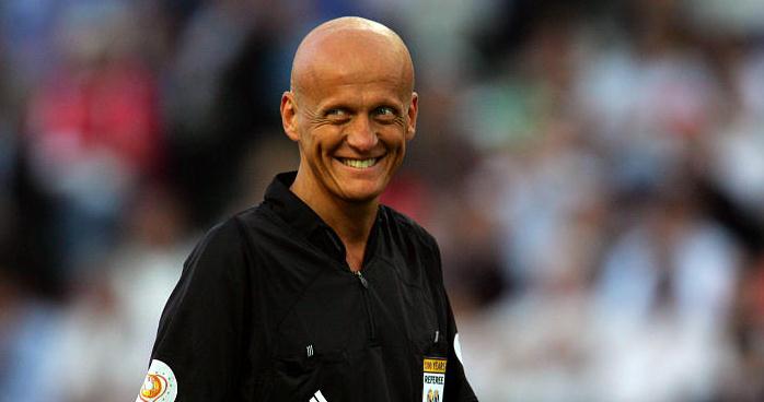 这位叫甘杜尔的裁判就像是与莫雷诺接力一般,将东道主韩国保送进四强.