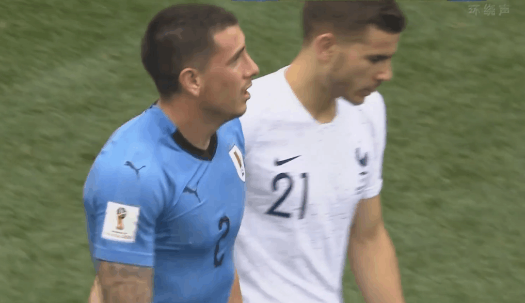 老梁世界杯法国乌拉圭(世界杯暖心一幕：乌拉圭球员在哭泣，法国后防大闸送上深情安慰)