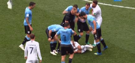 法国2:0淘汰乌拉圭，姆巴佩夸张演技倒地遭乌拉圭6人合围