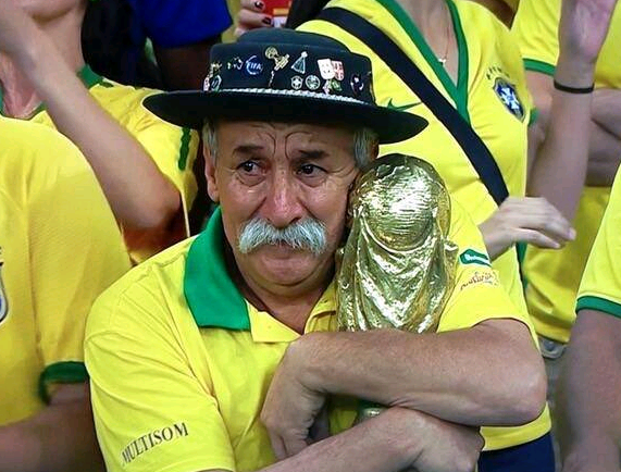 世界杯巴西老头子哭（世界杯悲情时刻！4年前巴西老人抱金杯痛哭，如今儿子也心碎了）