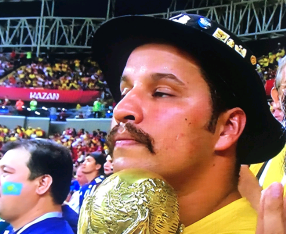 世界杯巴西老头子哭（世界杯悲情时刻！4年前巴西老人抱金杯痛哭，如今儿子也心碎了）-趣拿体育