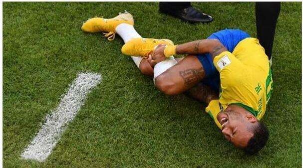 世界杯比利时为什么打不过巴西(世界杯1/4决赛，巴西被比利时1-2淘汰出局，球迷怀念R9的原因在这)
