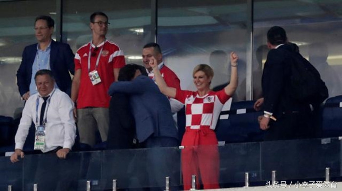 普京和沙特国王看世界杯视频(克罗地亚美女总统在更衣室疯狂庆祝！普京：为俄罗斯队感到骄傲)